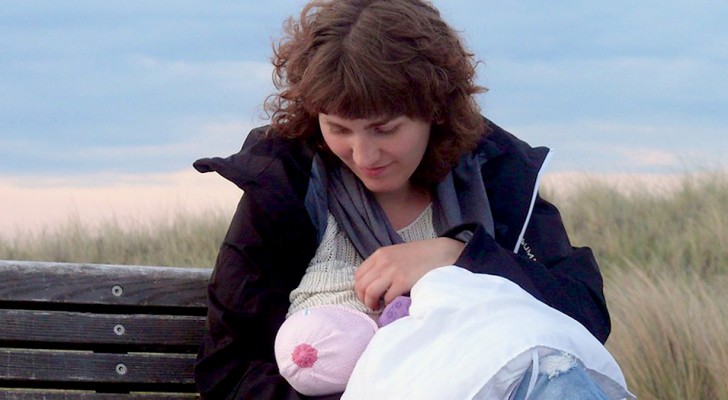 Ze vindt een achtergelaten baby in een doos en geeft haar borstvoeding om haar te redden
