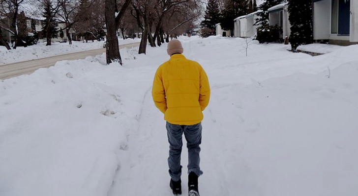 Il marche dans la neige pour se rendre à un entretien d'embauche : un homme le voit et lui propose un emploi