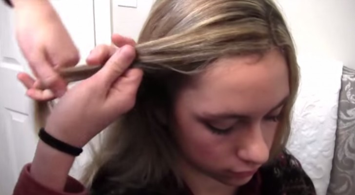 Elle sépare des mèches de cheveux: sa création finale est vraiment surprenante