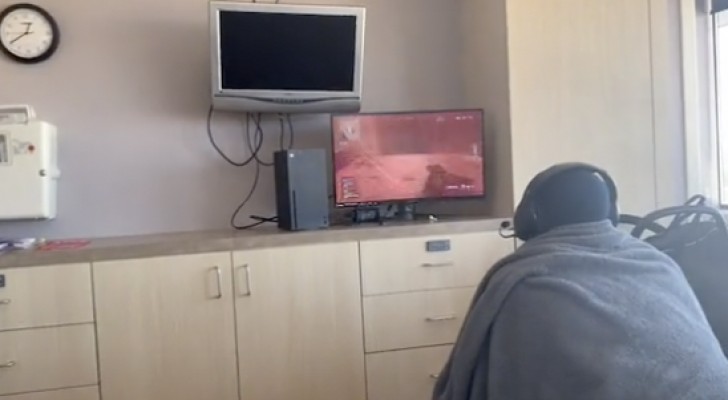 Seine Freundin liegt zur Entbindung im Krankenhaus: Er bringt seine Videospiele mit, um sich die Zeit zu vertreiben