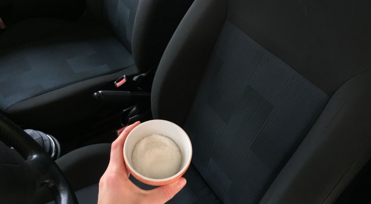 Riecht der Innenraum Ihres Autos aufgrund von Feuchtigkeit unangenehm? Erfahren Sie, wie Sie mit Haushaltstricks Abhilfe schaffen können