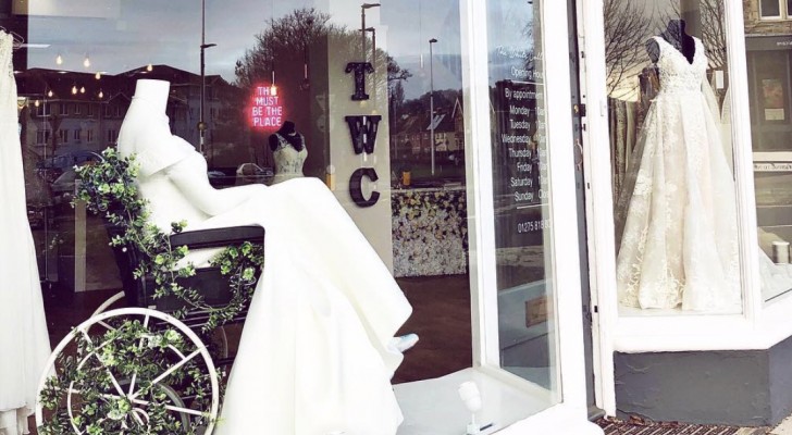 Negozio di abiti da sposa espone in vetrina un manichino su una sedia rotelle: "un esempio di inclusività"