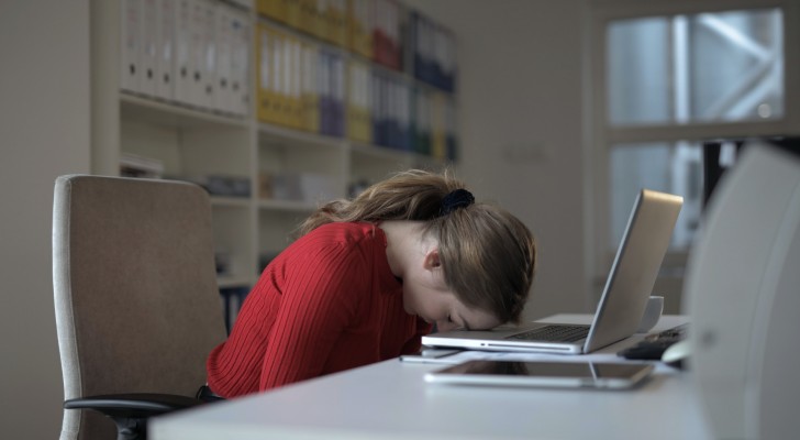 Un entrepreneur voit une employée pleurer à son bureau : ses paroles deviennent virales