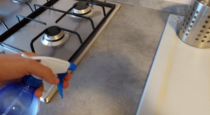 Prepara uno sgrassatore fatto in casa: bastano pochi, semplici ingredienti per rimuovere lo sporco