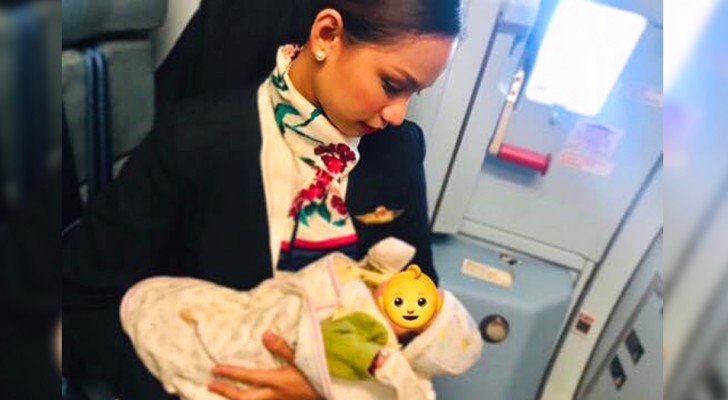 A assistente de voo se oferece para amamentar o bebê de uma passageira desesperada que tinha ficado sem leite