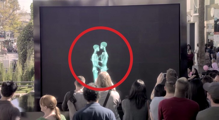 2 personen kussen achter een scherm: bij het verlaten van het scherm is het publiek sprakeloos