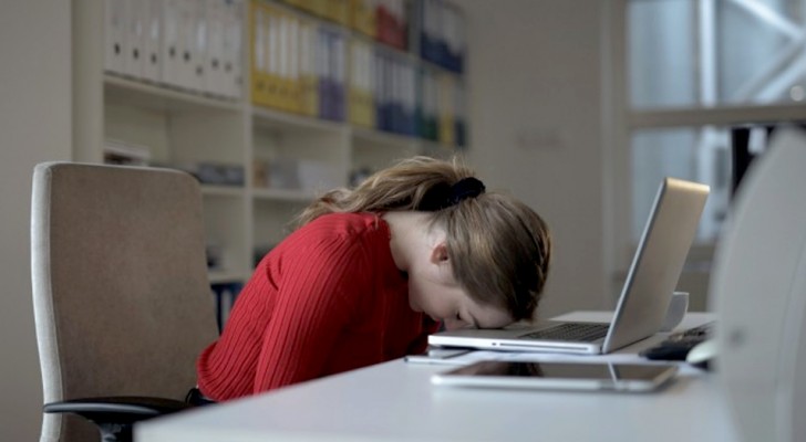 Een ondernemer ziet zijn werkneemster in tranen en steunt haar: zijn daad van vriendelijkheid gaat viraal