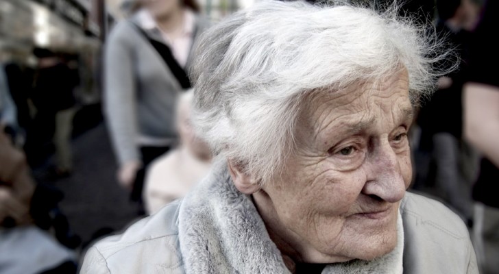 Entregador vê uma senhora com Alzheimer na rua: ele para a van e a leva de volta para casa sã e salva