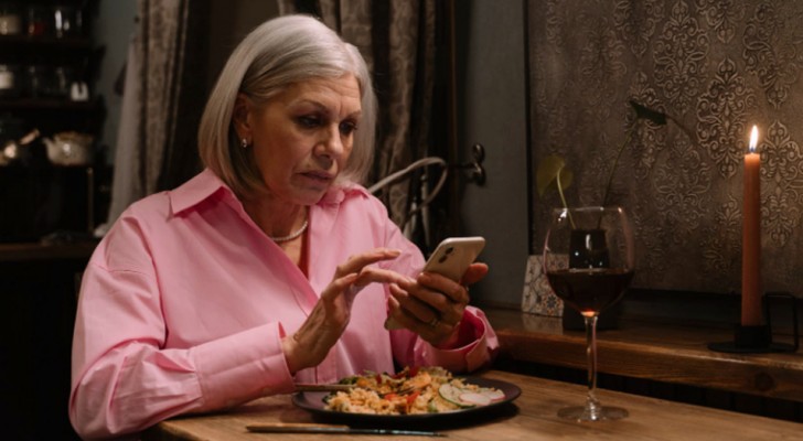 Kontinuierlich am Esstisch das Handy zu checken könnte dick machen: Das besagt eine Studie