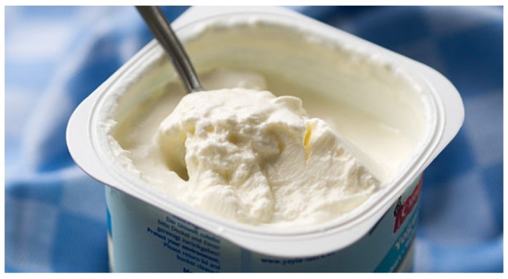 Yoghurt over tijd? Gooi de bakjes niet weg, je kunt het op verschillende nuttige manieren hergebruiken
