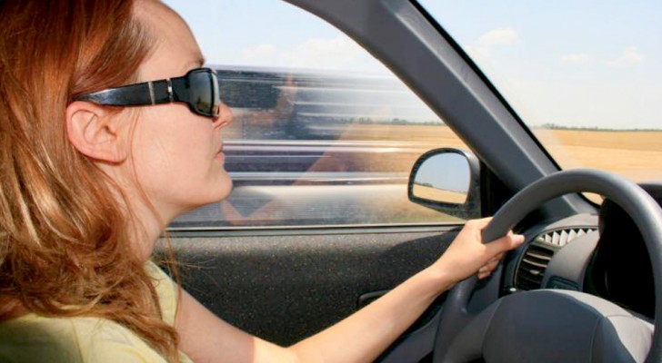 Sie erscheint an Bord ihres Autos zu ihrer Führerscheinprüfung