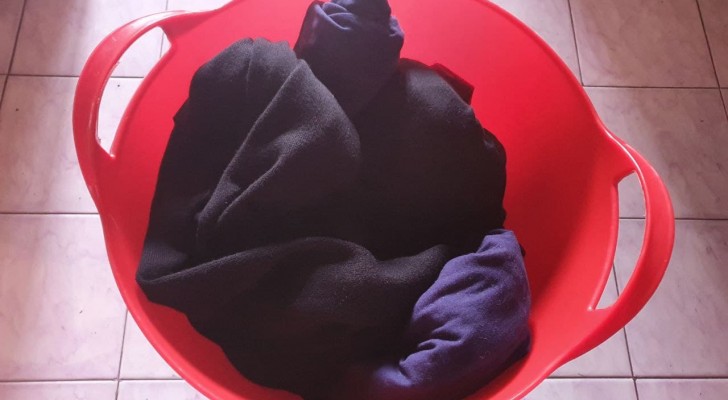 Bucato nero che sbiadisce? Prova questi semplici trucchi casalinghi per preservare i colori scuri