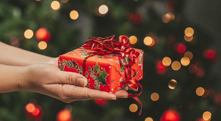 Mutter beschließt, keine Weihnachtsgeschenke zu kaufen, sondern verpackt altes Spielzeug für ihre Kinder 