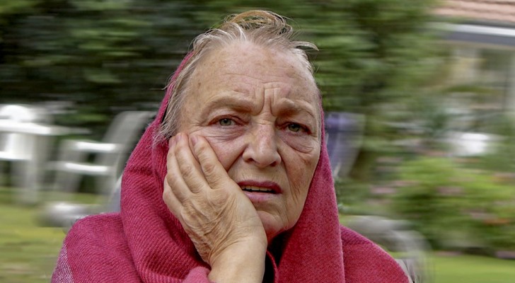 Anciana indigente se roba bufanda y guantes en el mercado: el comerciante la perdona