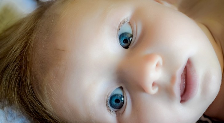 Ett färgat par föder en vit dotter med blåa ögon