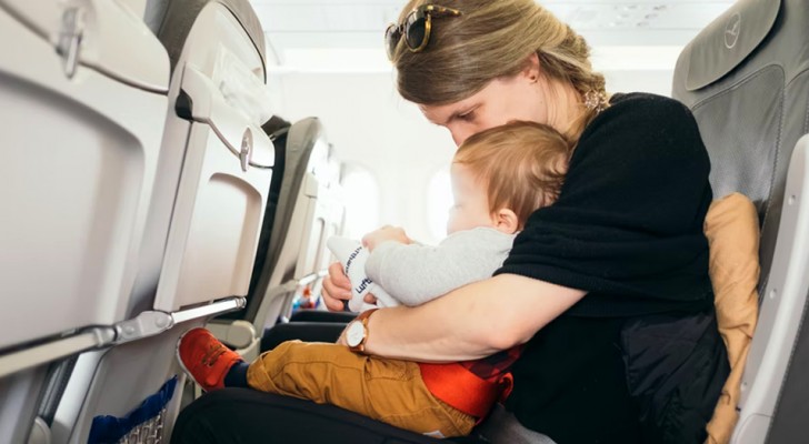Não brinca com a criança sentada no avião ao seu lado: começa a polêmica com a mãe