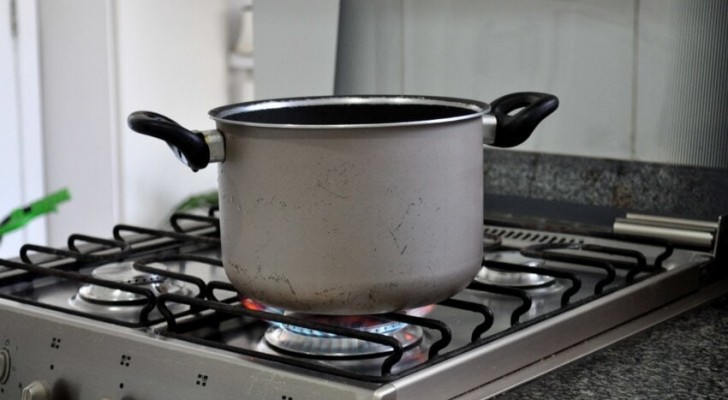 De geur van gefrituurd voedsel in huis? Verwijder het met een paar simpele middelen