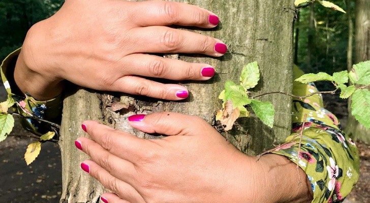 Une femme épouse un arbre et continue de l'aimer pendant des années : "Je suis si heureuse"