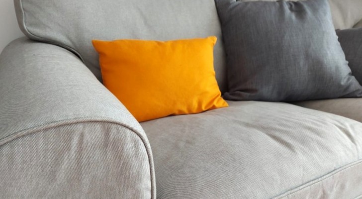 Smutsig soffa: upptäck ett ekonomiskt sätt för att göra ren den även om den inte har ett löstagbart foder