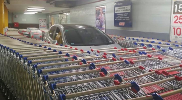 Parcheggia l'auto nell'area riservata del supermercato: i dipendenti si vendicano