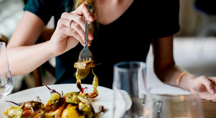 Sgrida la fidanzata perché ha mangiato troppo a Natale: "Ti sei abbuffata, eri imbarazzante"