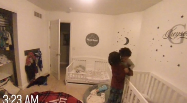 Een camera legt een 10-jarige jongen vast die om 3 uur 's nachts zijn broertje troost