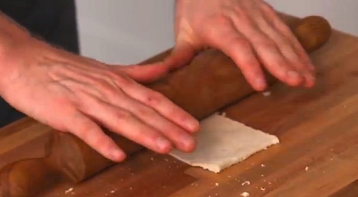 Er beginnt damit, eine Toastscheibe zu zerdrücken: Dieser KNUSPRIGE Trick wird euch überzeugen