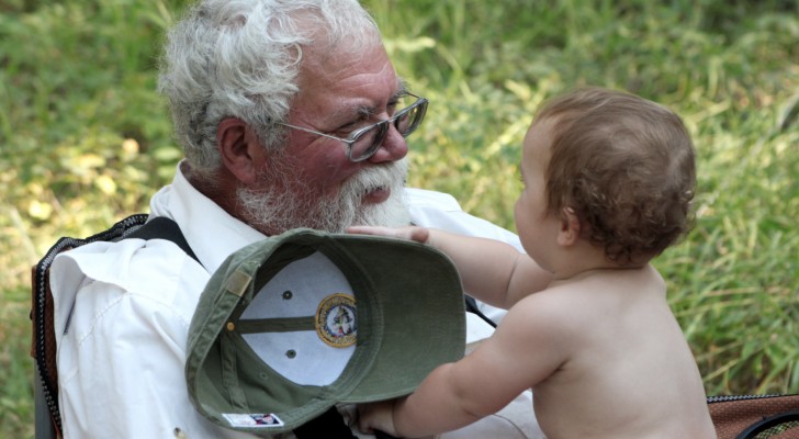 Nonno chiede 12 dollari l'ora per fare da babysitter a suo nipote: non sono un asilo