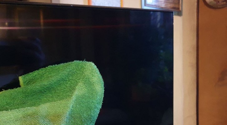 Inget mer damm och ränder på TV-skärmen: upptäck det bästa sättet att göra rent den