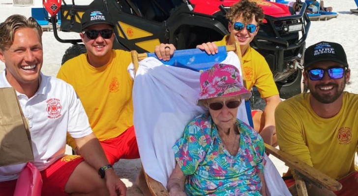 Dessa livräddare följer en 95-årig kvinna till hennes favoritstrand varje dag