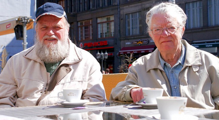 Bästa vänner sen 60 år, de upptäcker att de är halvbröder: en otrolig historia