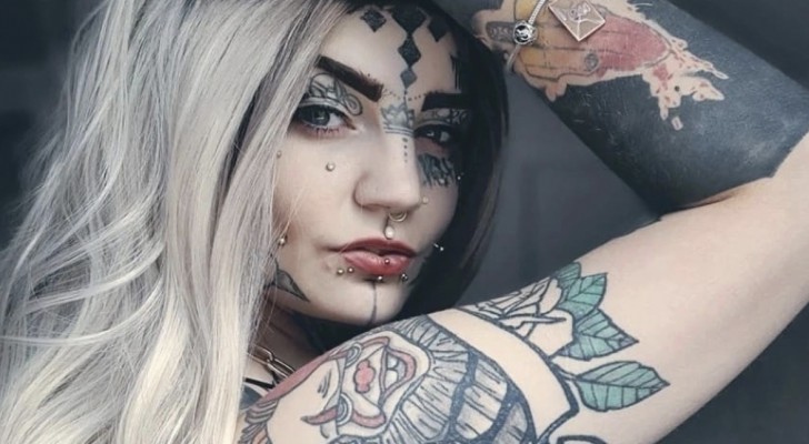 Decide di coprire tutti i suoi tatuaggi per un esperimento: i suoi figli non la riconoscono più