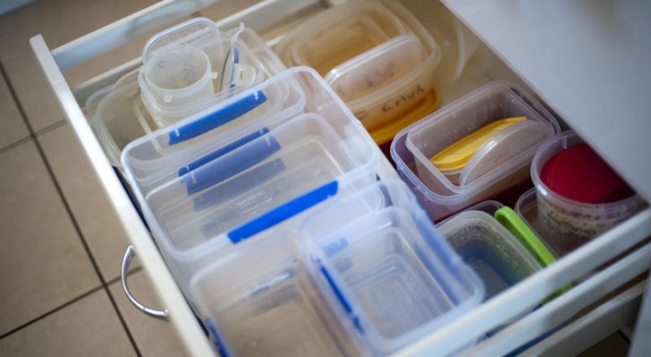 Sind Lebensmittelbehälter aus Kunststoff immer fettig? Erfahren Sie, wie Sie sie effektiv entfetten können