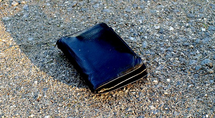 Han hittar en plånbok på gatan och går hem till ägaren med den utan att först meddela polisen