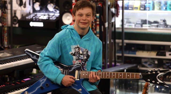 Va ogni giorno in negozio a provare una chitarra speciale: uno sconosciuto gliela regala (+VIDEO)