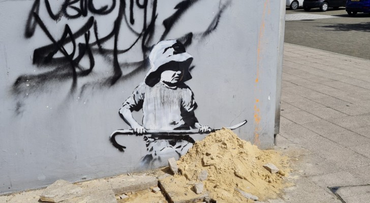 En byggnadsägare "rycker" Banksys väggmålning från väggen och säljer den
