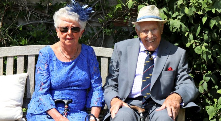 Coppia inglese celebra l'81° anniversario di matrimonio: lui ha 102 anni e lei 100