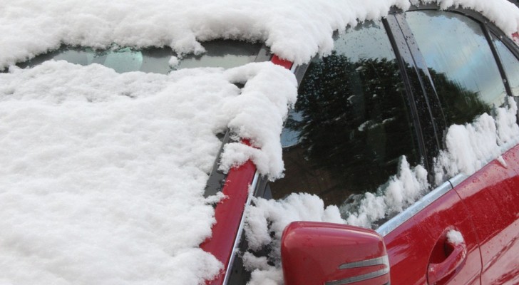 Ghiaccio e neve sull'auto? Scopri come rimuoverli efficacemente in tutta sicurezza