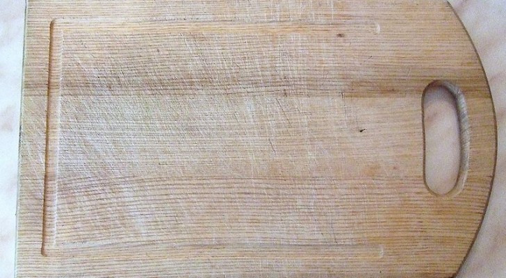 Hoe ontsmet je een houten snijplank met DIY middelen