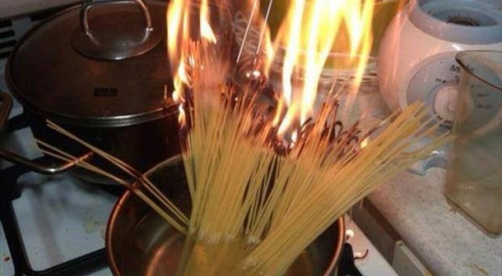 Amerikaanse schoolmeisjes koken spaghetti in een pan zonder water: de keuken staat in brand