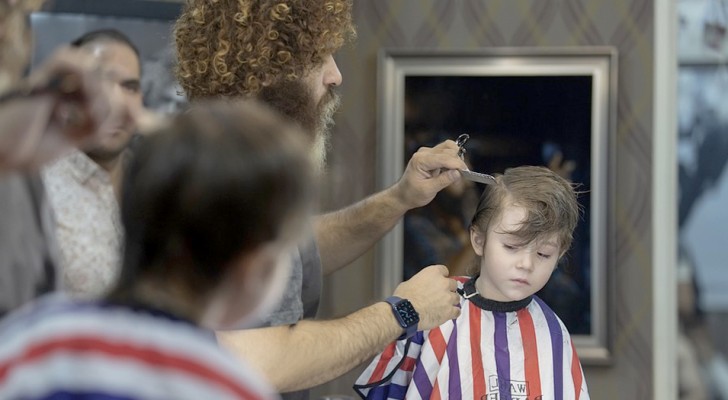 Este barbero encontró la manera de cortarle el cabello a un niño autista sin que se inquiete