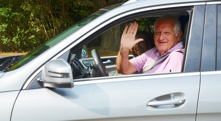 Ammette di aver guidato per 70 anni senza patente e assicurazione: "non ho mai avuto un incidente!"