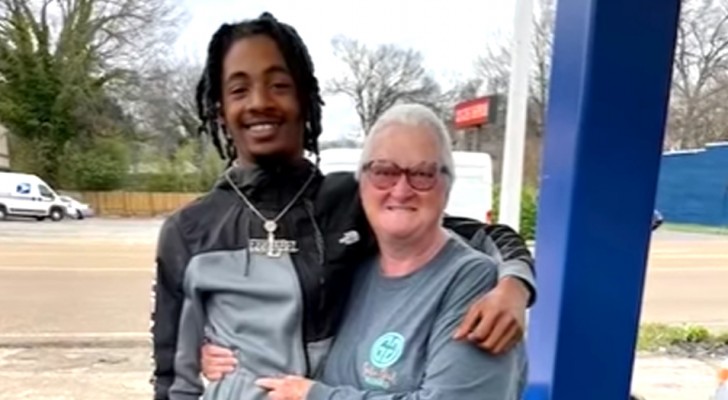 Youth sees an old woman queuing to put the gas in her car and decides to pay the bill: a boy with a heart of gold