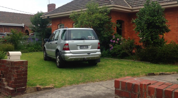 Neighbors park their SUV in her driveway: she retaliates by getting it towed away