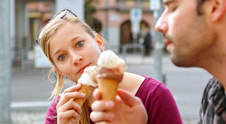 Vuole sempre assaggiare per prima tutto quello che mangia: lui si nasconde in auto per non farsi vedere