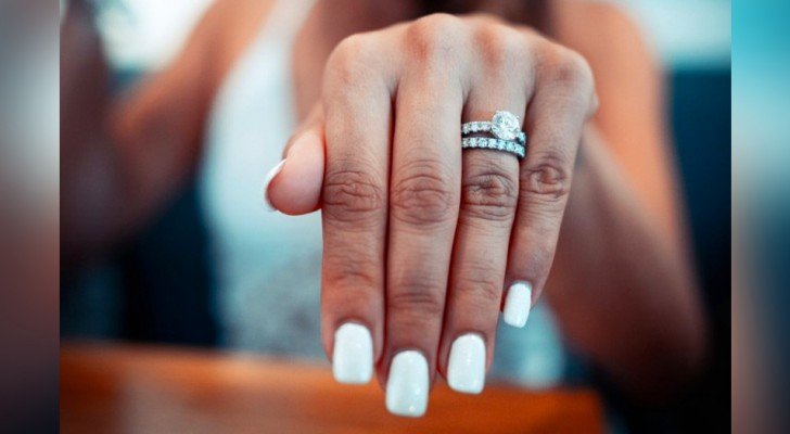 Le regala a su novia un anillo de diamantes de 480 mil euros pero luego descubre que ella lo engaña