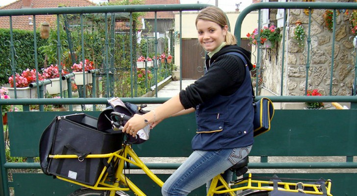 Postbode redt het leven van een oude vrouw als ze merkt dat haar brievenbus steeds voller raakt