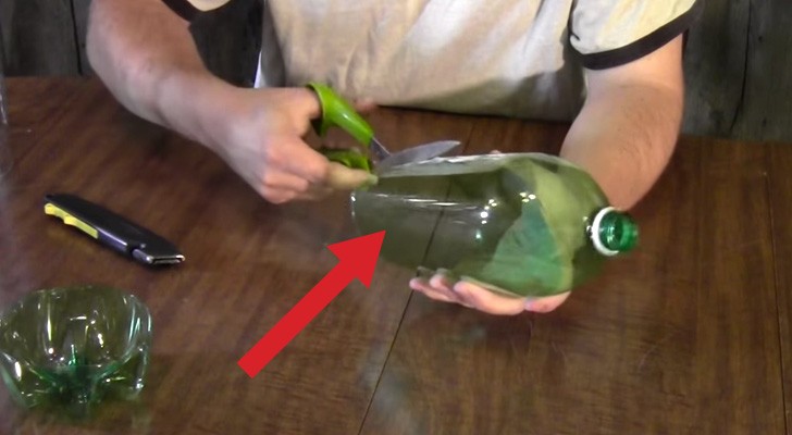Hij knipt stroken van een plastic fles en onthult hiermee een geniale recycling truc!