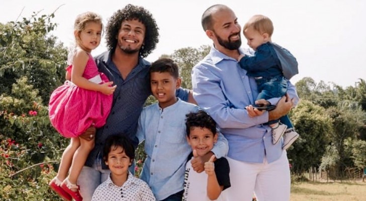 Gay couple adopts 5 siblings abandoned by their biological mother: "Love is an act of courage"