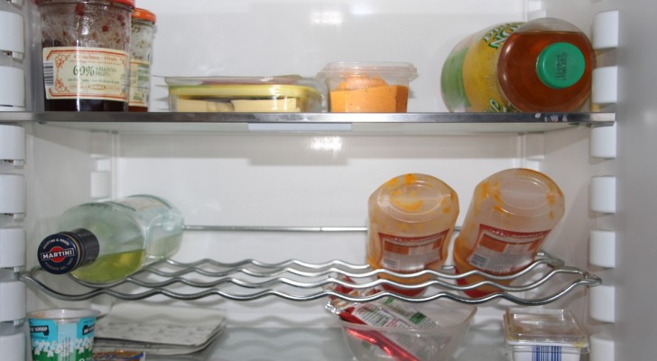 Per pulire tutto il frigo può bastare anche solo l'aceto bianco: scopri come usarlo